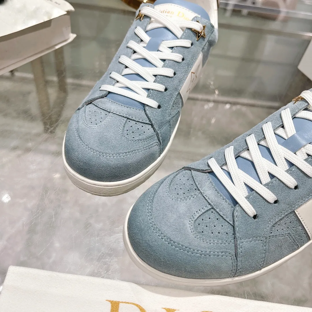 👟👟Ex-factory price 560👟👟Dior2024 new white shoes, Dior Dior Star women's sports shoes, very light summer white shoes. The upper is carefully made of imported suede, decorated with tonal suede panels, metal stars decorate the lace eyelets, and breathable mesh inside. The upper is punched and designed not to stuffy the feet. It is equipped with Christian Dior logo and thin soles. The thick sole is suitable for all seasons! Size: 35-41 (40 and 41 are customized and cannot be returned or exchanged)